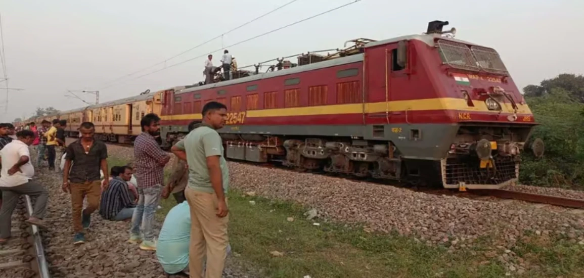 Secunderabad-Shalimar Express train derailed near Howrah; 3 coaches leave the track