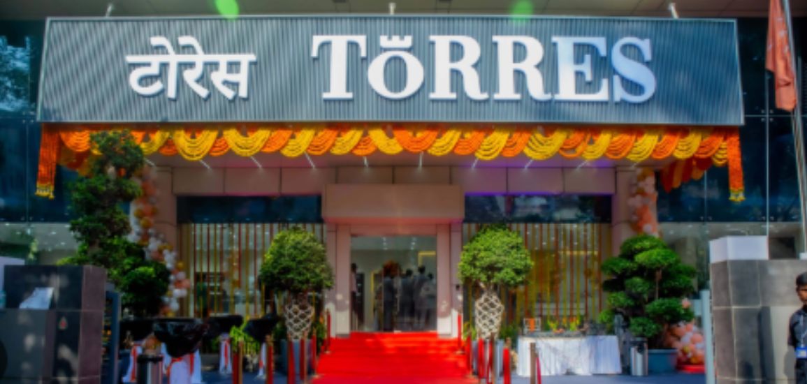 Torres Jewelry Mumbai Fraud: The owner flees while the investors gather outside the office.